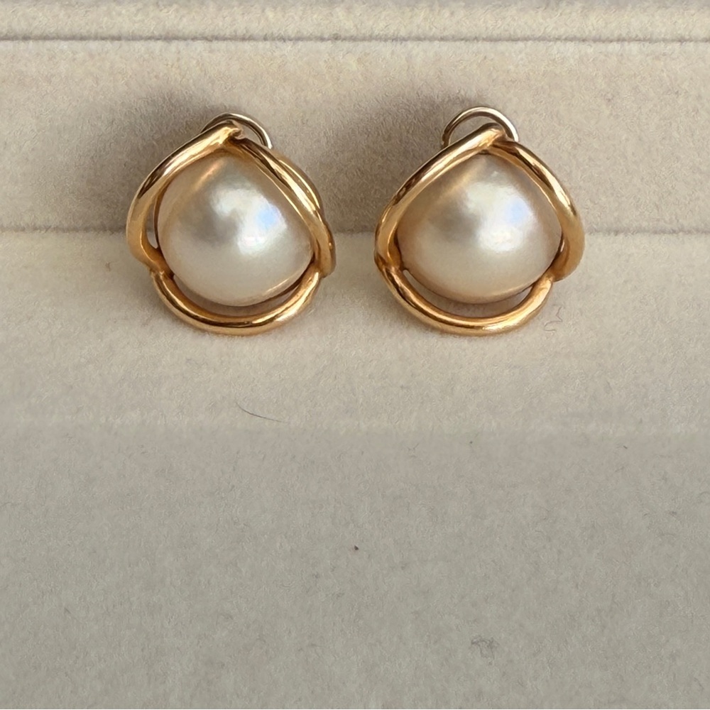 Vintage 14k gold Mabe Pearl Earrings lever Back Vintage (circa 1960s–1980s)